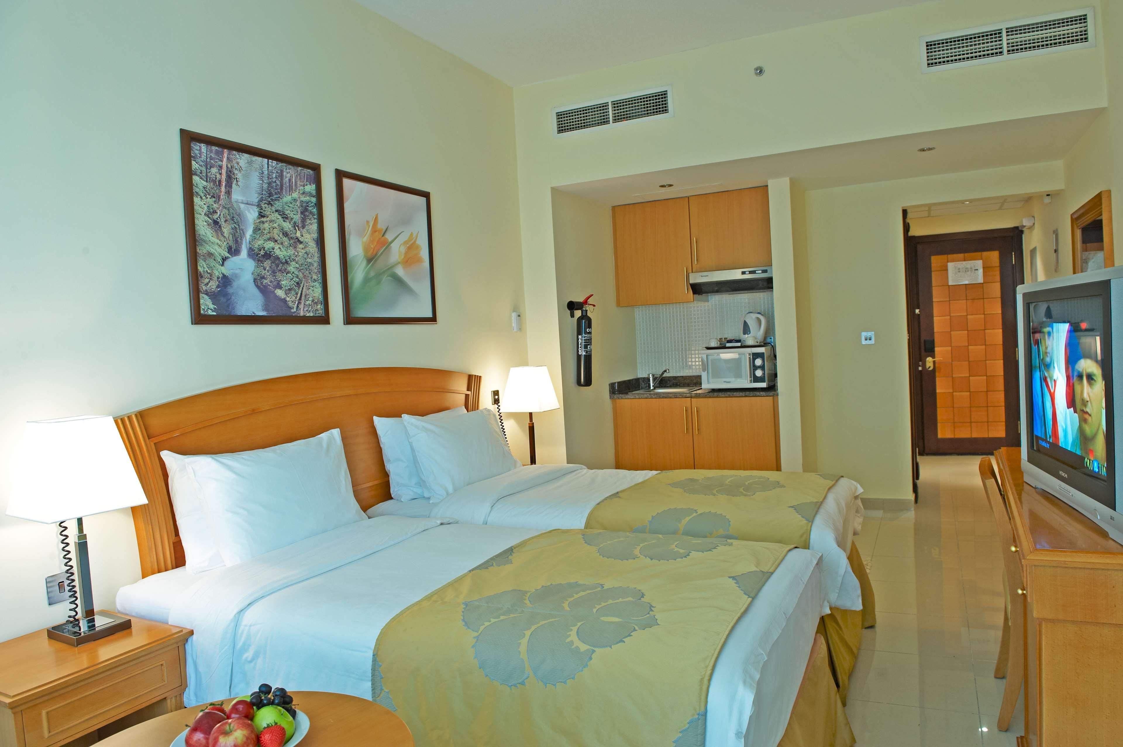 Golden Tulip Sharjah Aparthotel Екстериор снимка