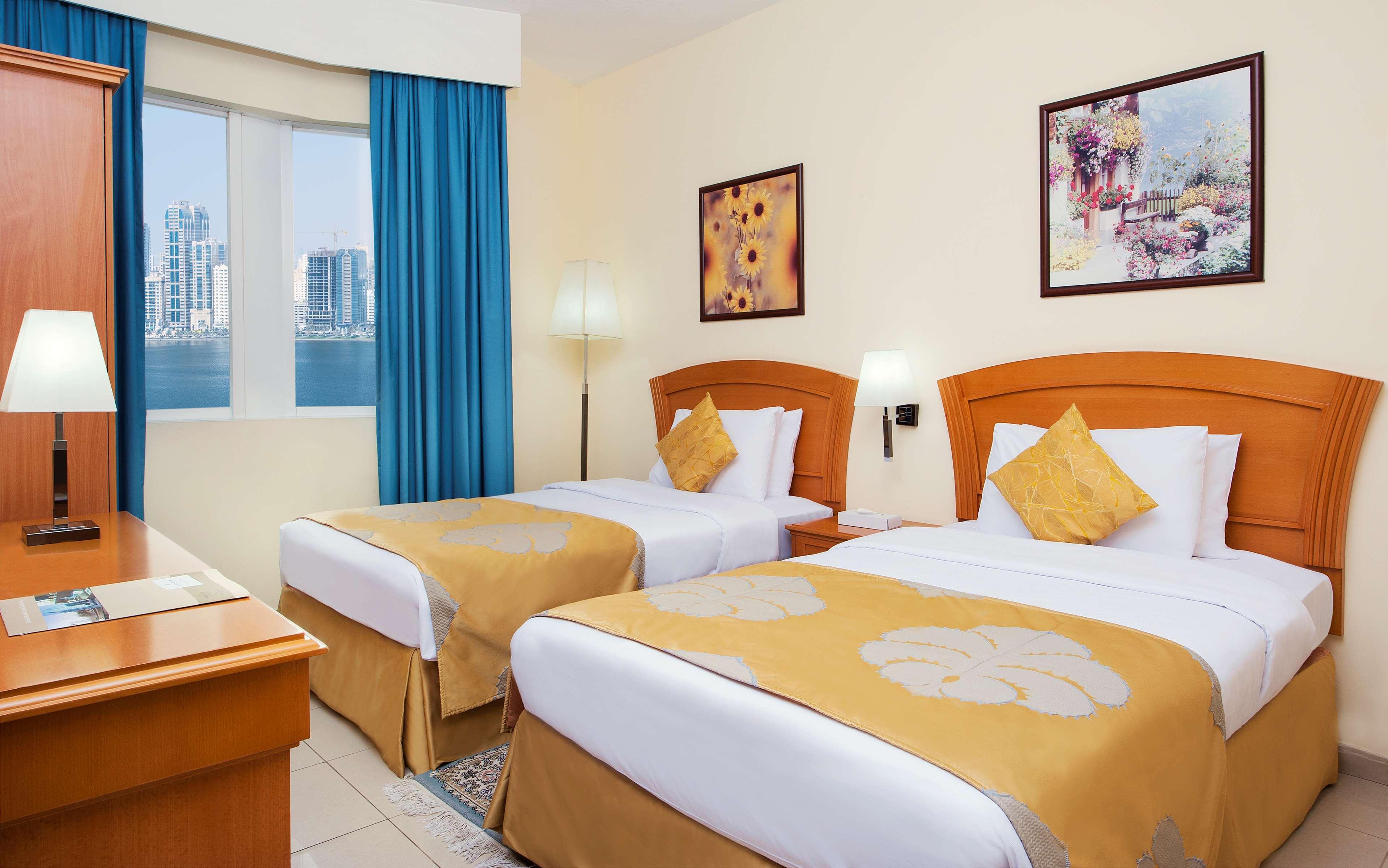 Golden Tulip Sharjah Aparthotel Екстериор снимка