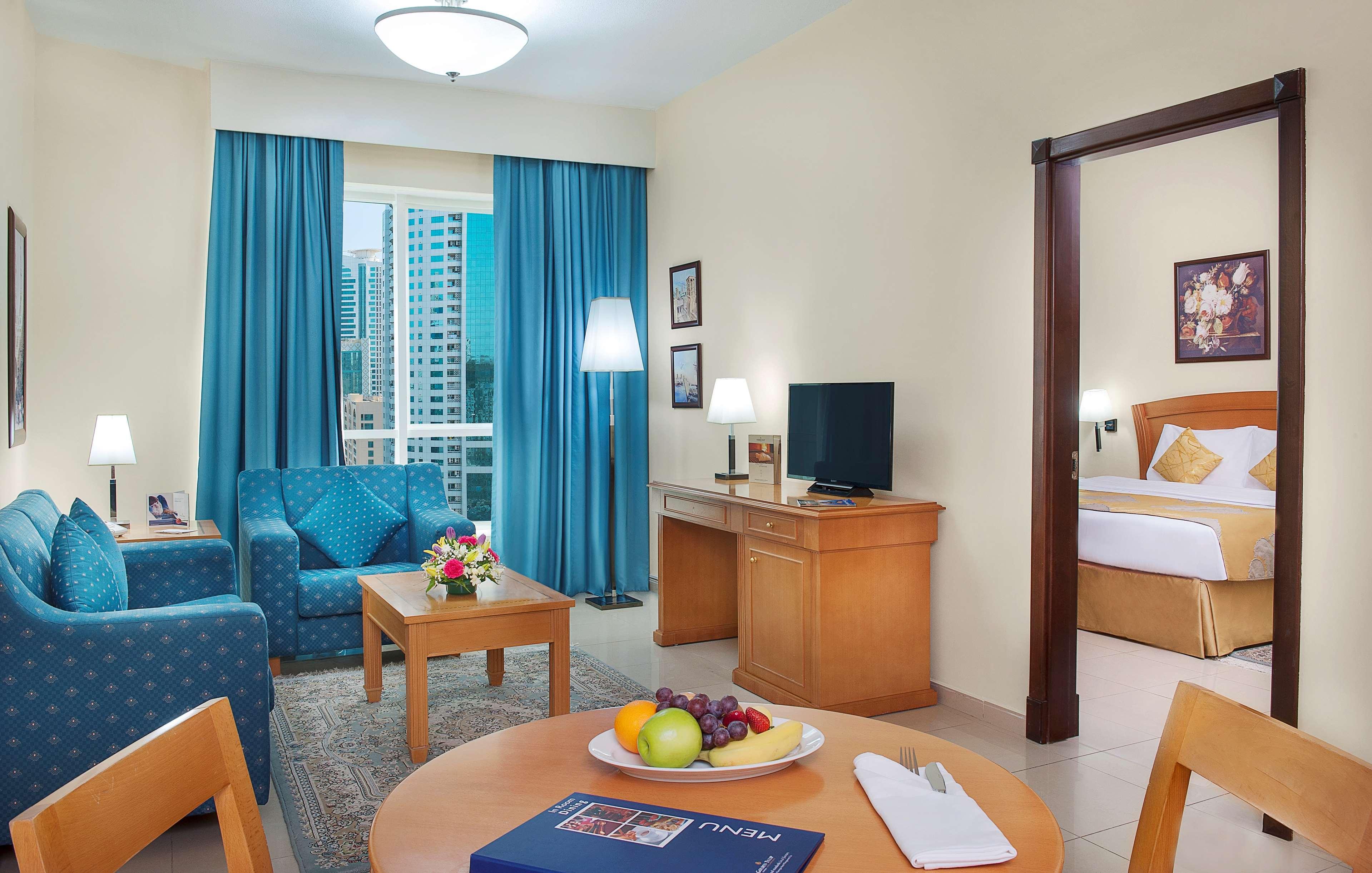 Golden Tulip Sharjah Aparthotel Екстериор снимка