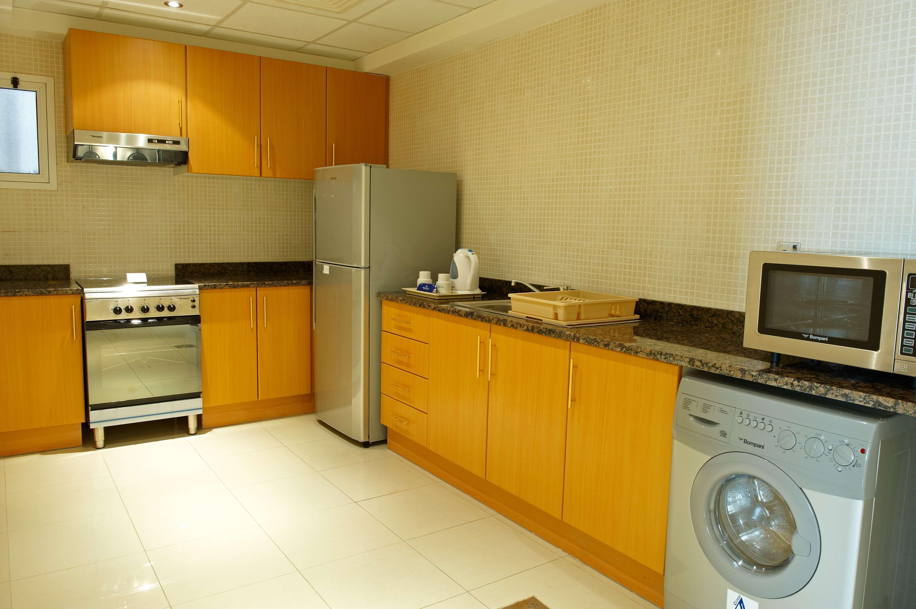 Golden Tulip Sharjah Aparthotel Екстериор снимка