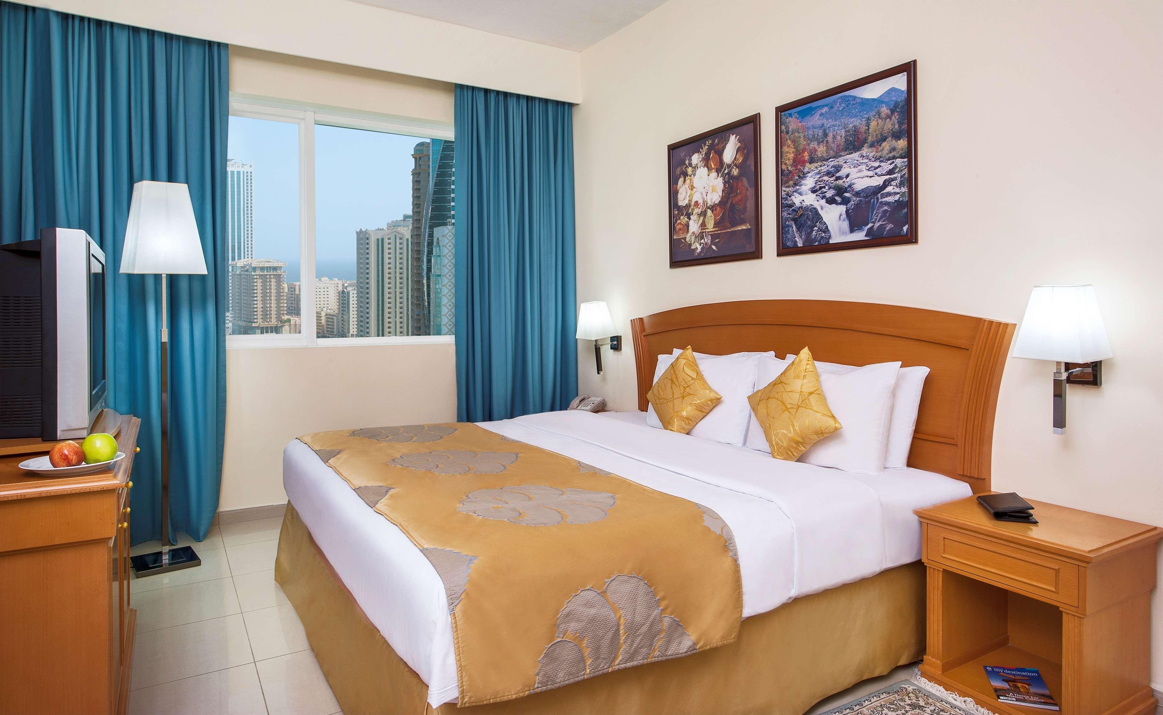 Golden Tulip Sharjah Aparthotel Екстериор снимка