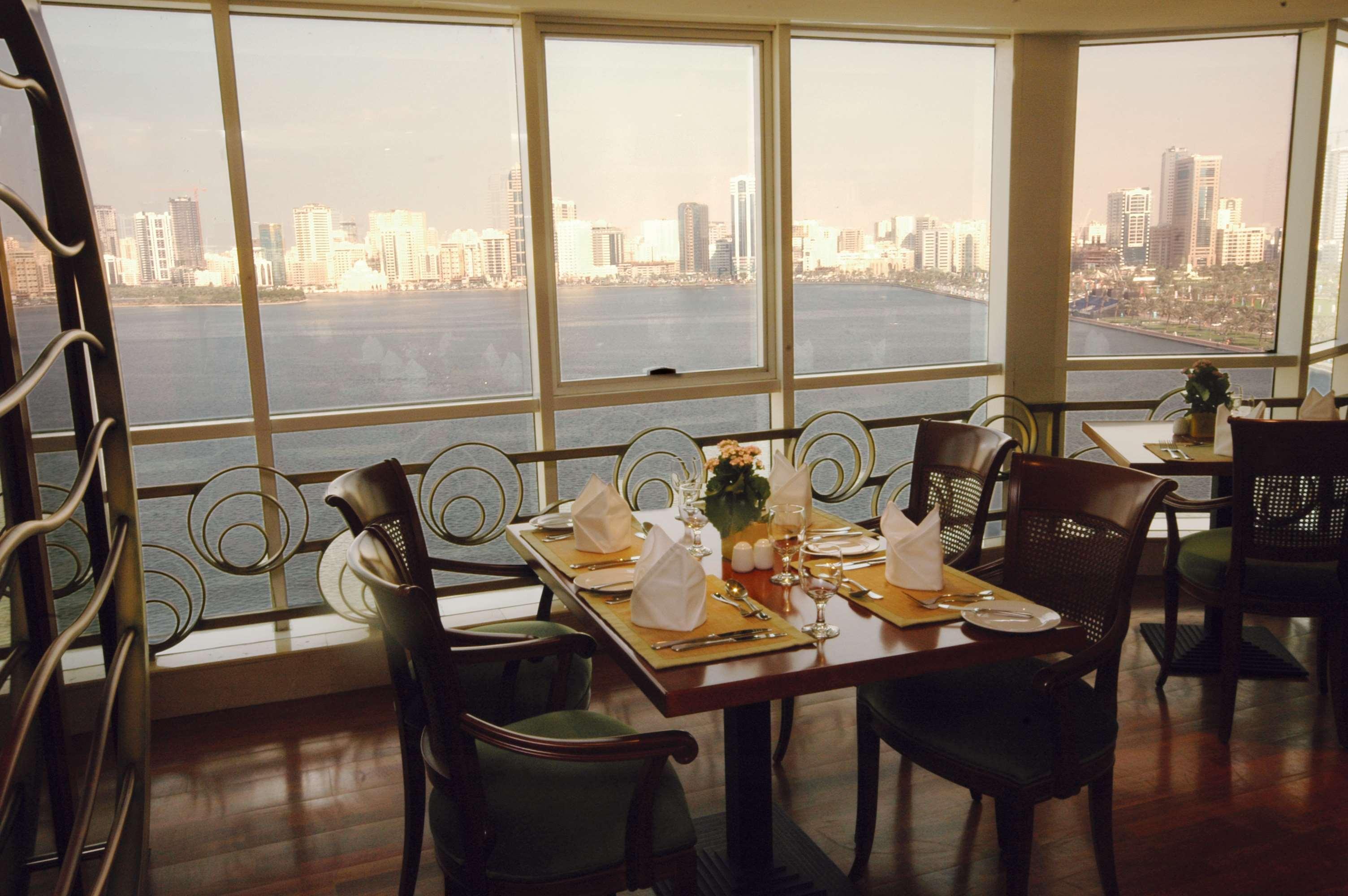 Golden Tulip Sharjah Aparthotel Екстериор снимка