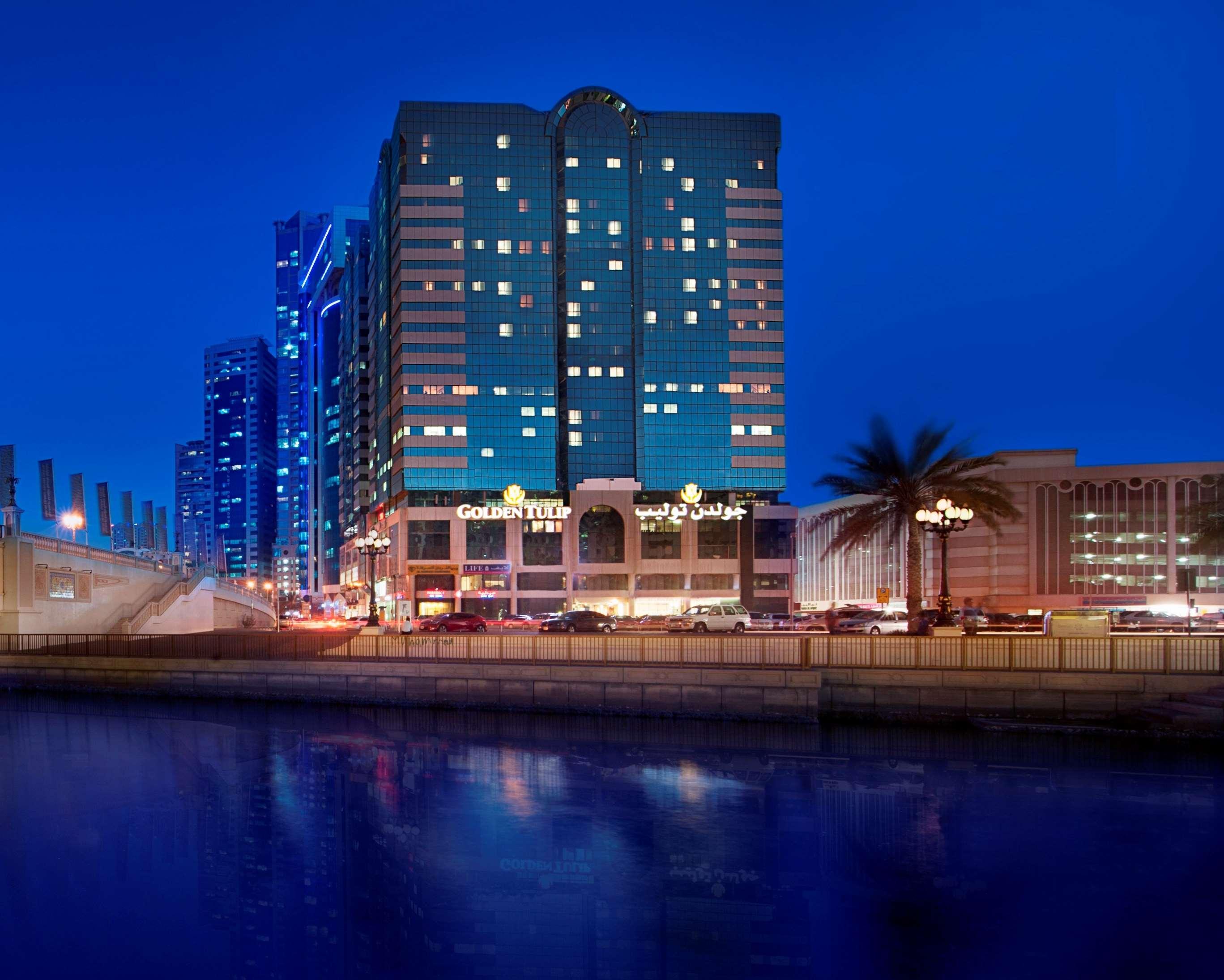 Golden Tulip Sharjah Aparthotel Екстериор снимка