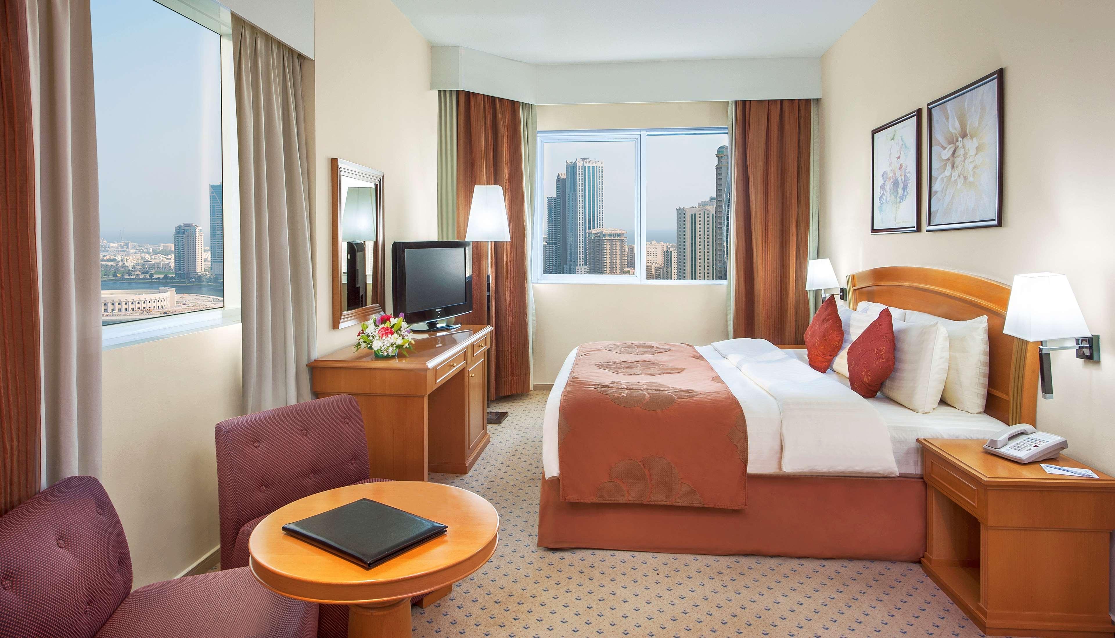 Golden Tulip Sharjah Aparthotel Екстериор снимка