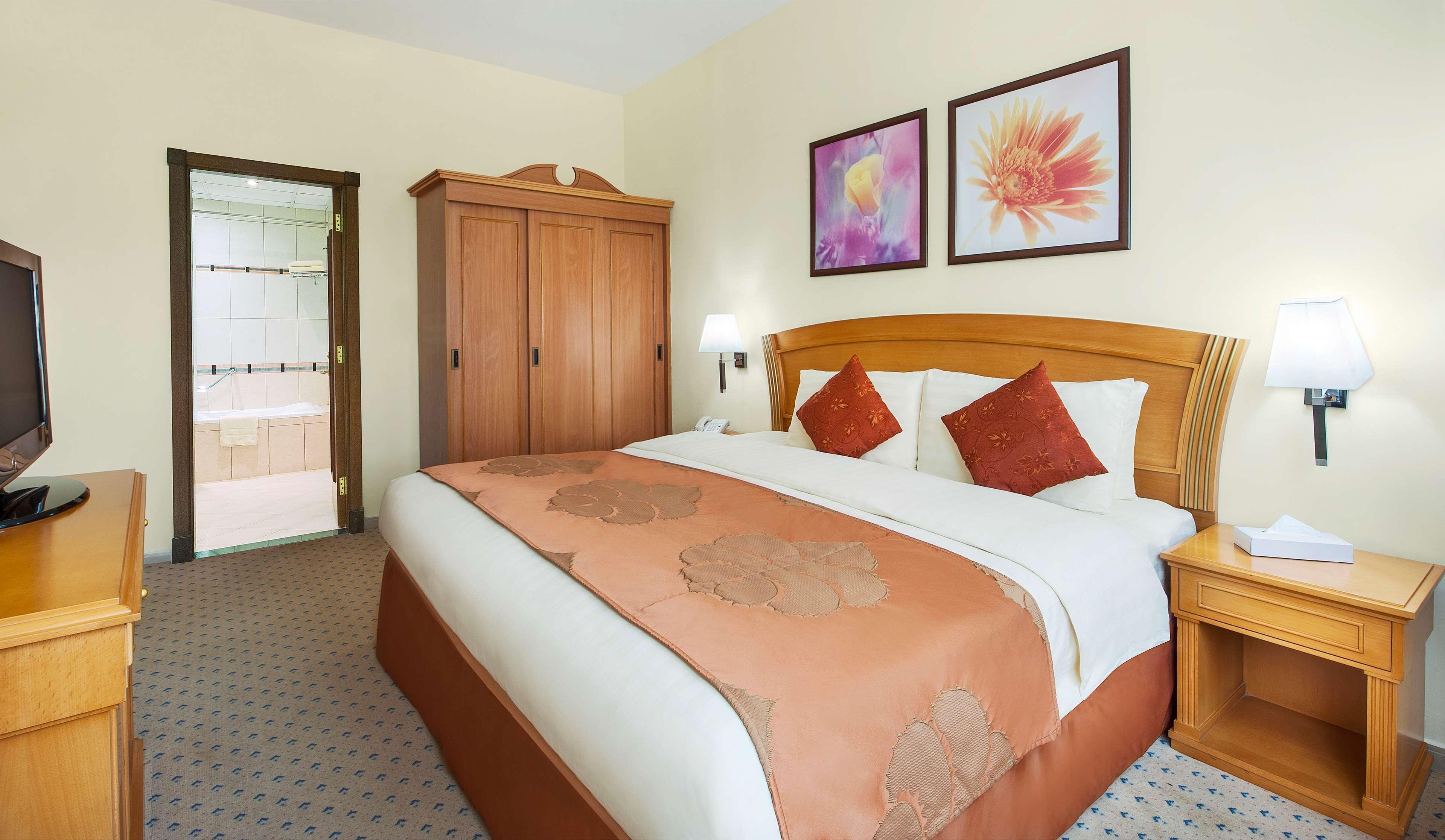 Golden Tulip Sharjah Aparthotel Екстериор снимка