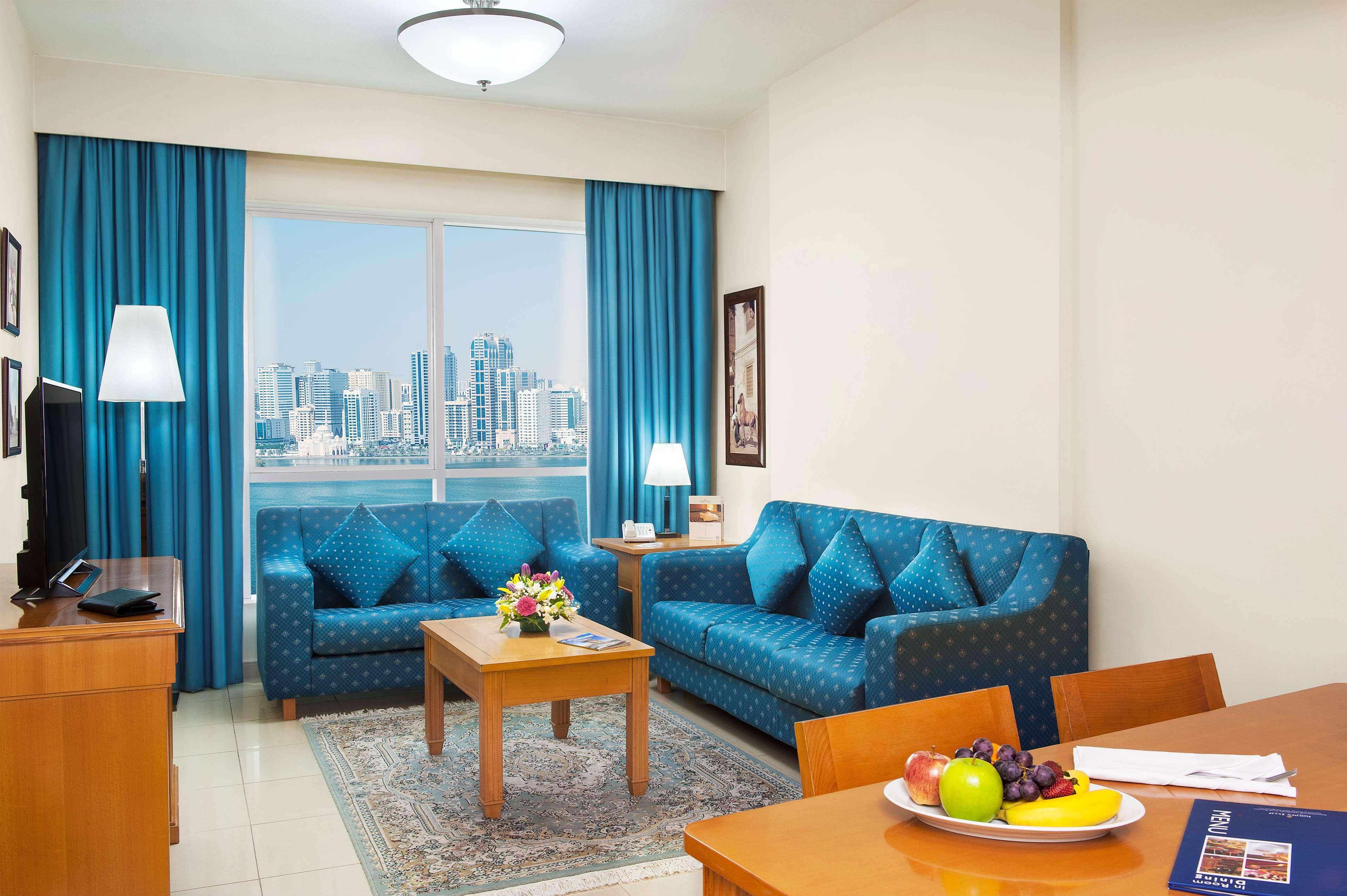 Golden Tulip Sharjah Aparthotel Екстериор снимка