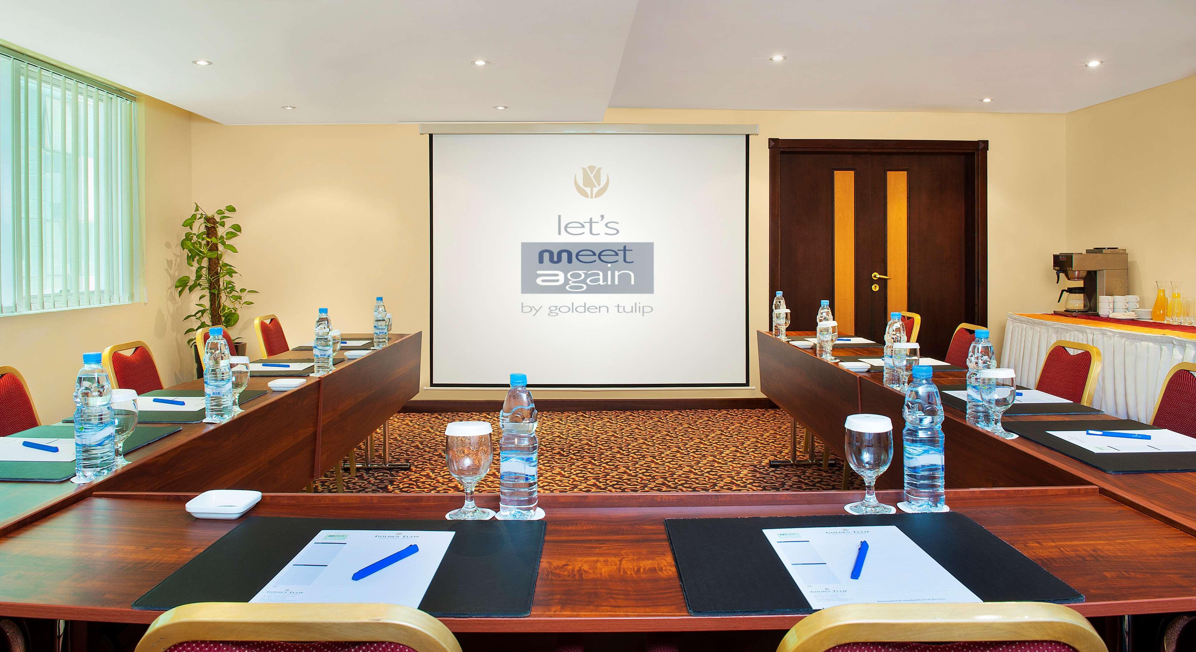 Golden Tulip Sharjah Aparthotel Екстериор снимка