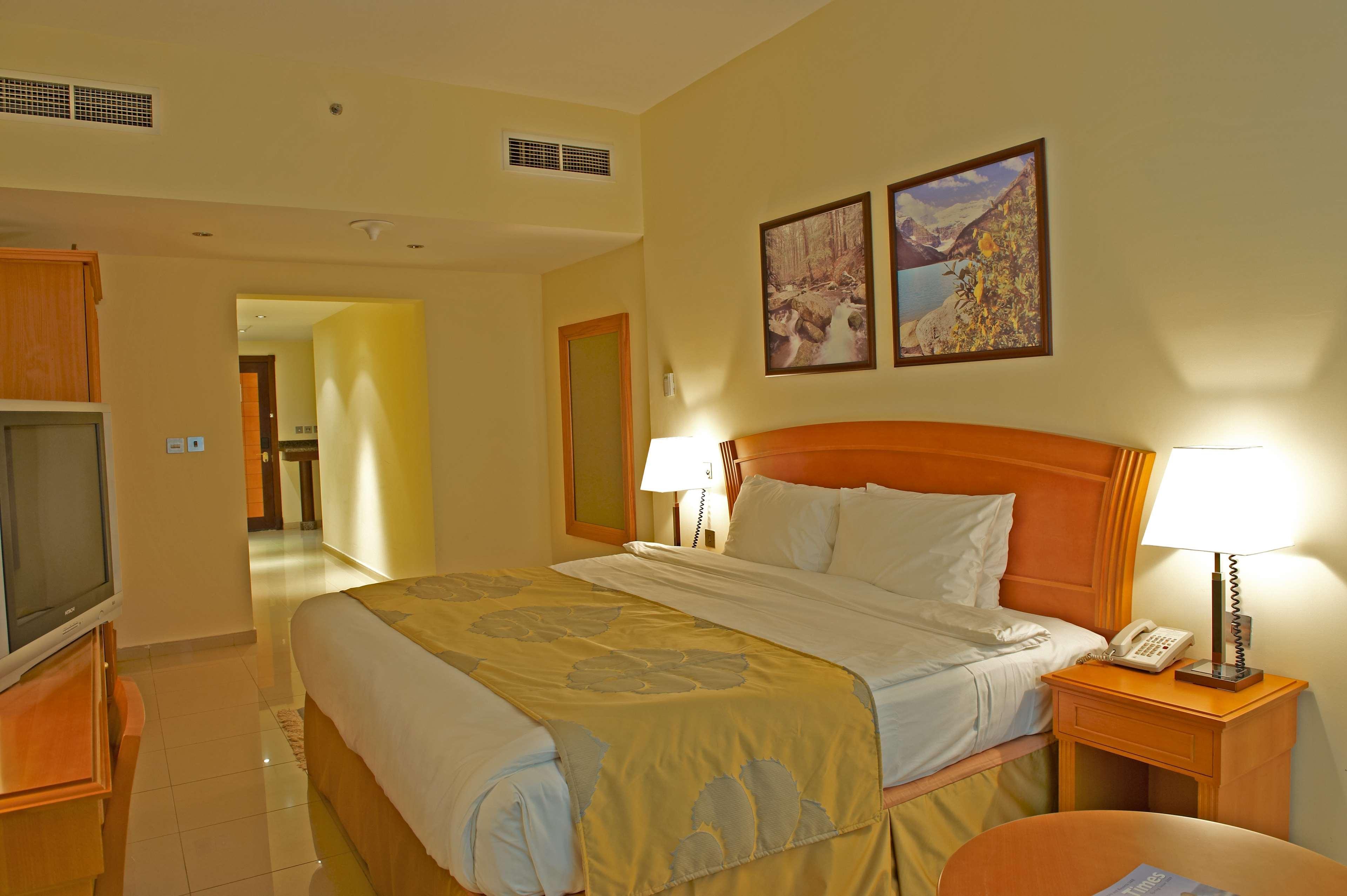 Golden Tulip Sharjah Aparthotel Екстериор снимка