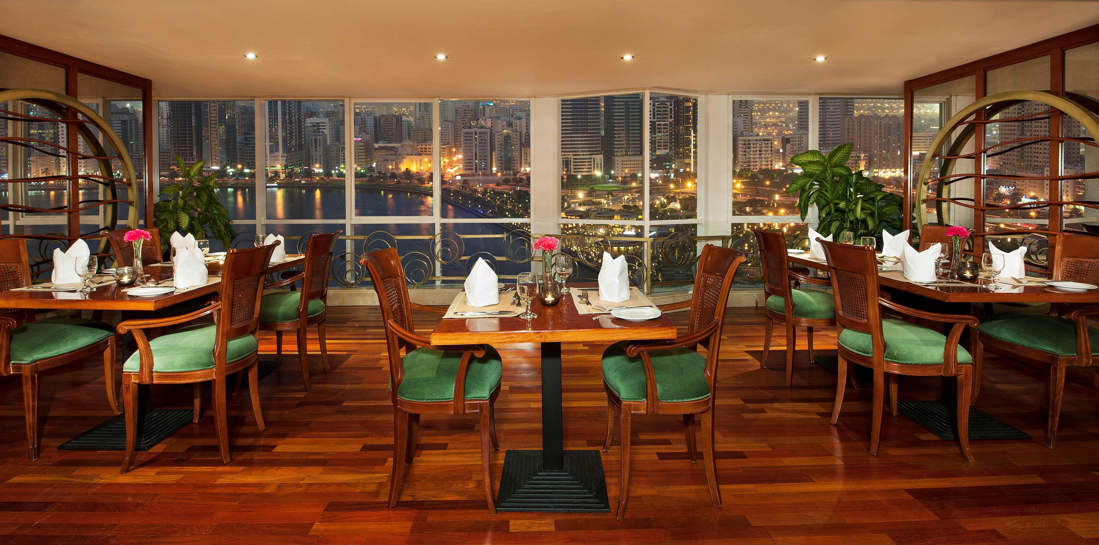 Golden Tulip Sharjah Aparthotel Екстериор снимка