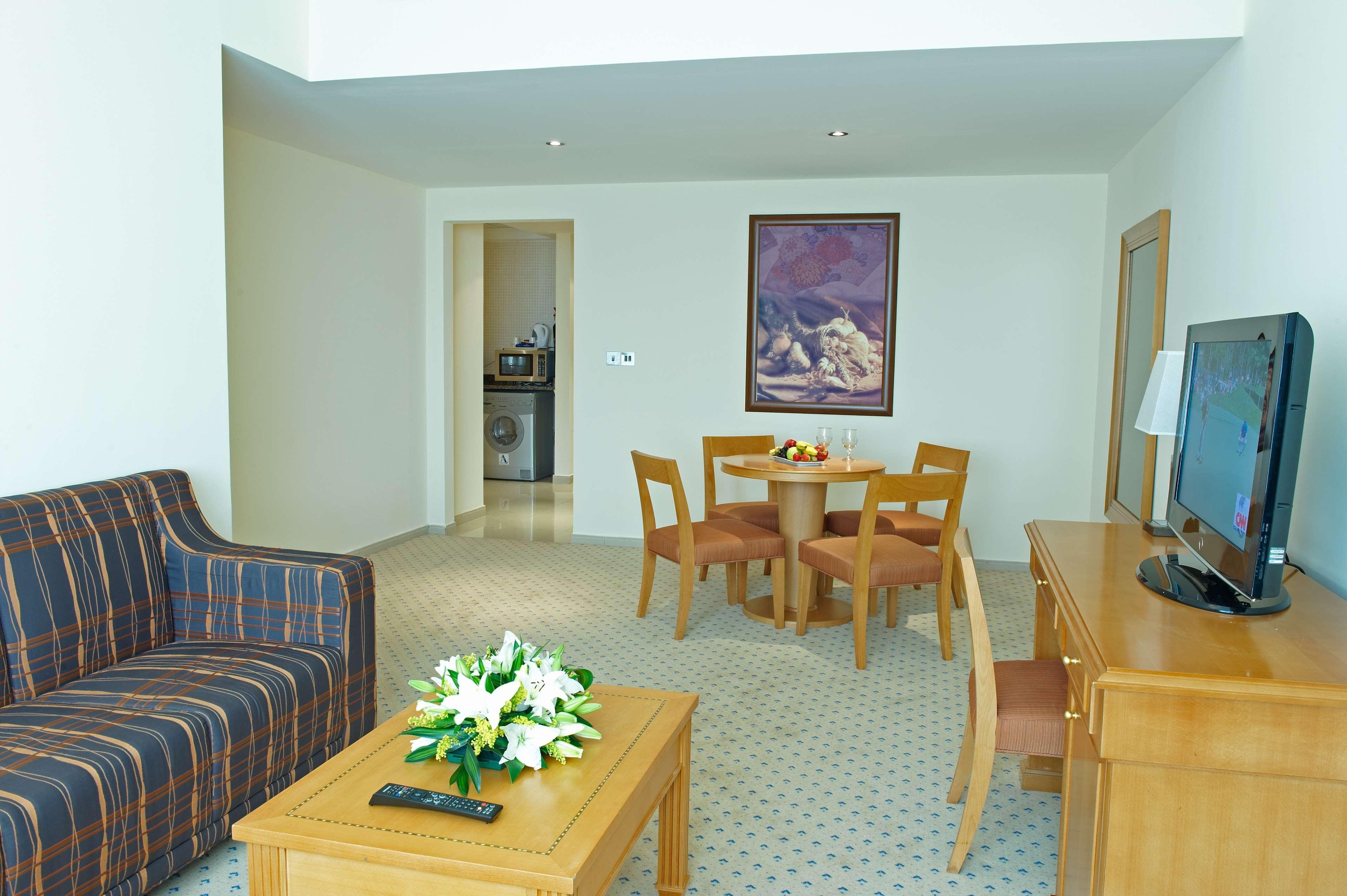 Golden Tulip Sharjah Aparthotel Екстериор снимка