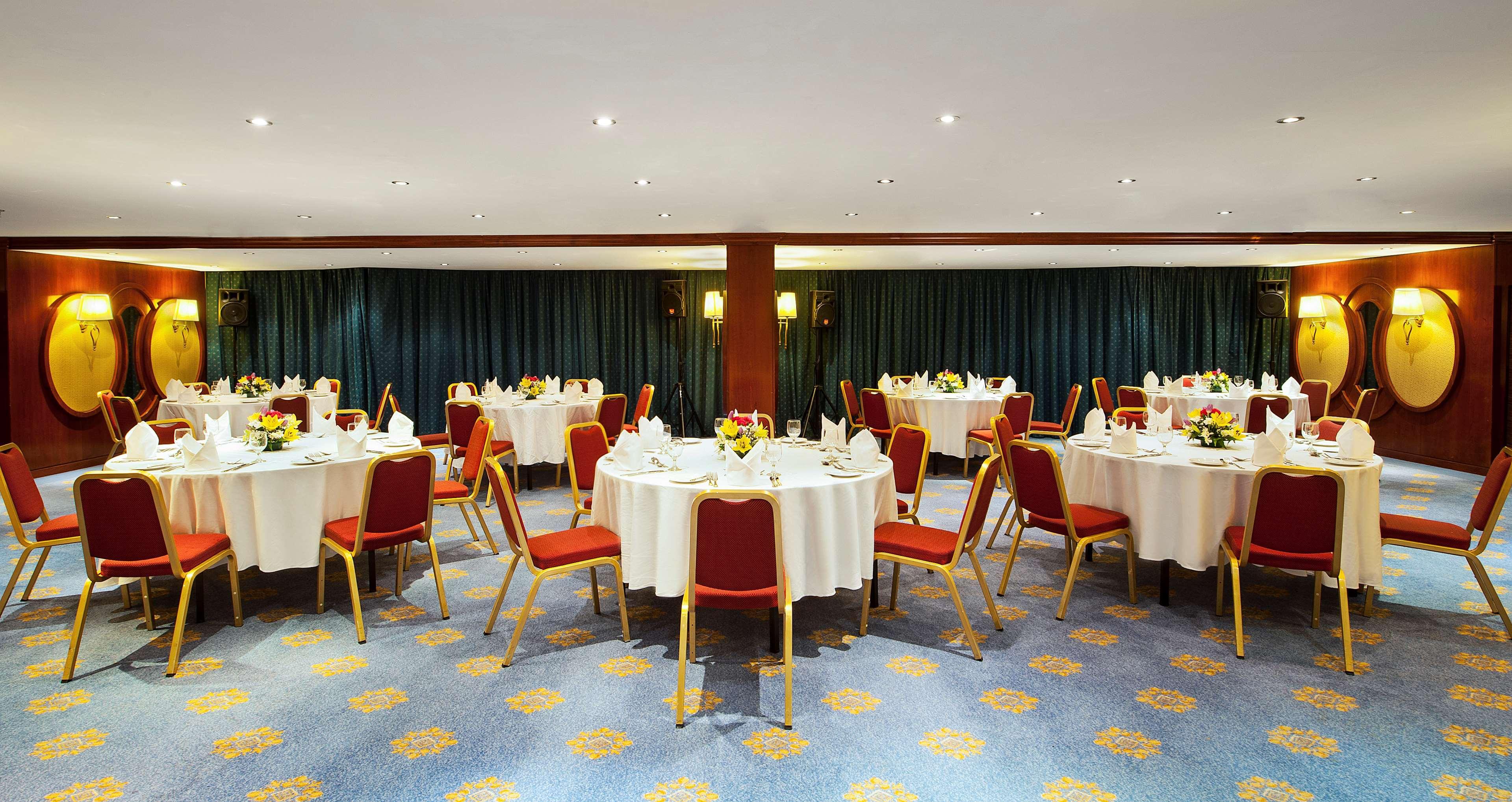Golden Tulip Sharjah Aparthotel Екстериор снимка