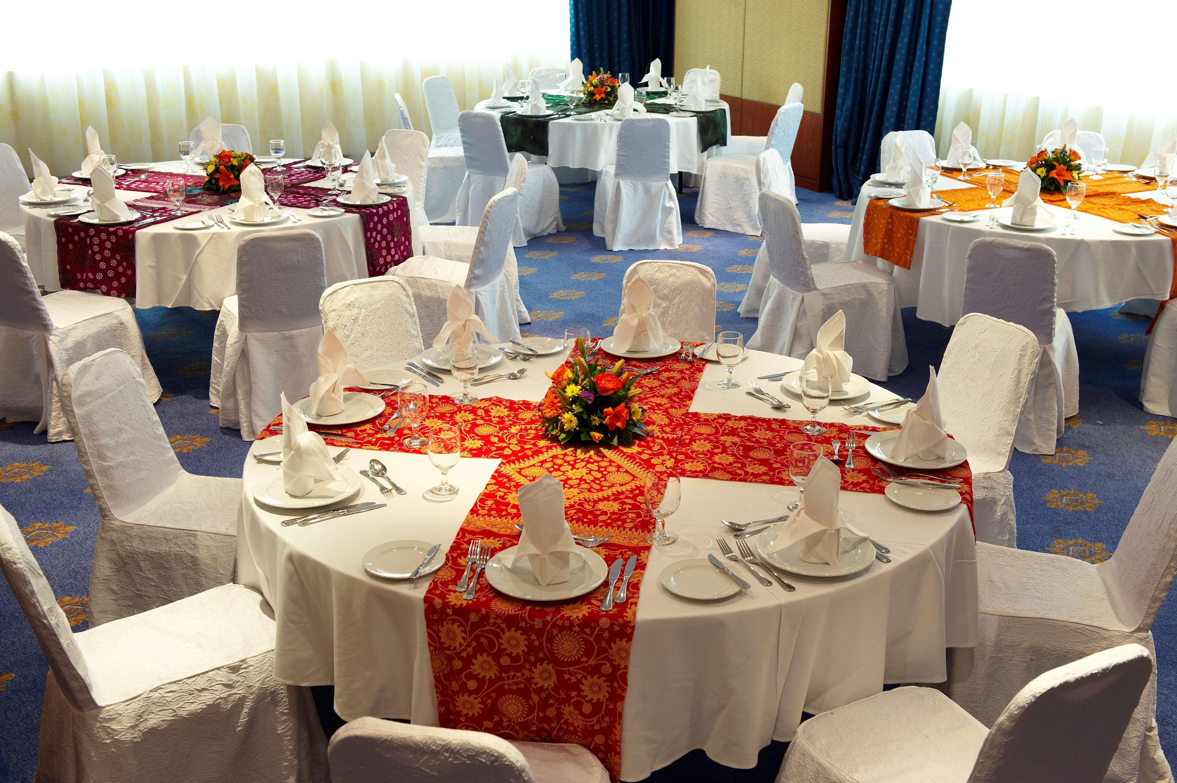 Golden Tulip Sharjah Aparthotel Екстериор снимка