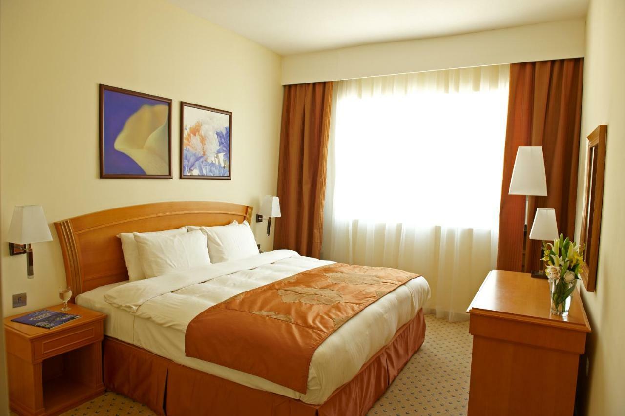 Golden Tulip Sharjah Aparthotel Екстериор снимка