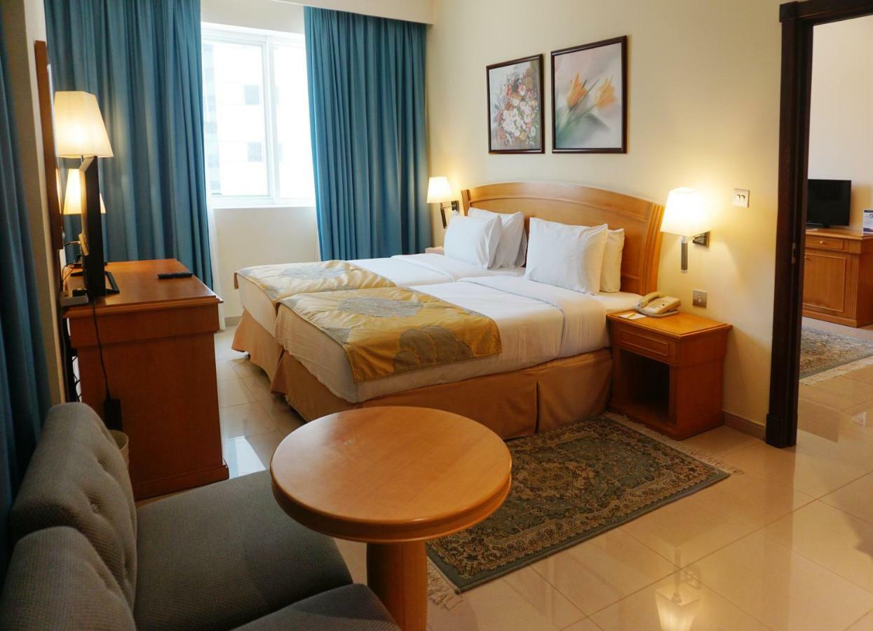 Golden Tulip Sharjah Aparthotel Екстериор снимка