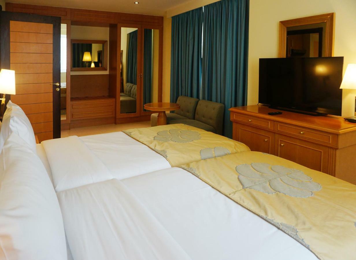 Golden Tulip Sharjah Aparthotel Екстериор снимка