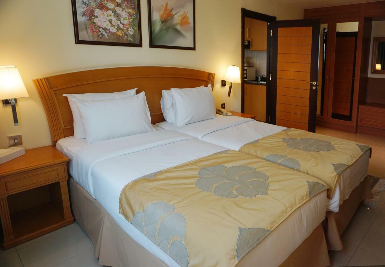 Golden Tulip Sharjah Aparthotel Екстериор снимка