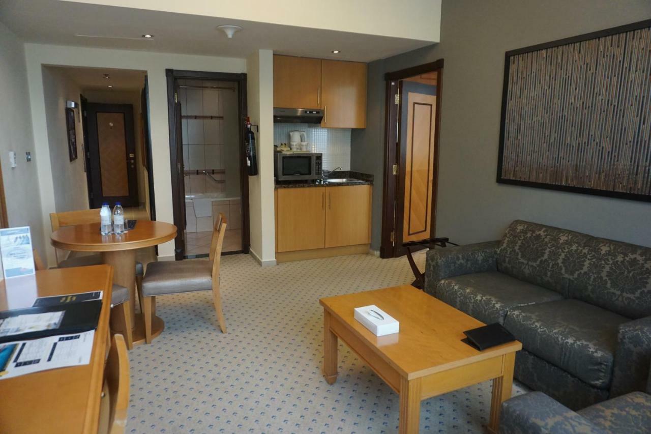 Golden Tulip Sharjah Aparthotel Екстериор снимка
