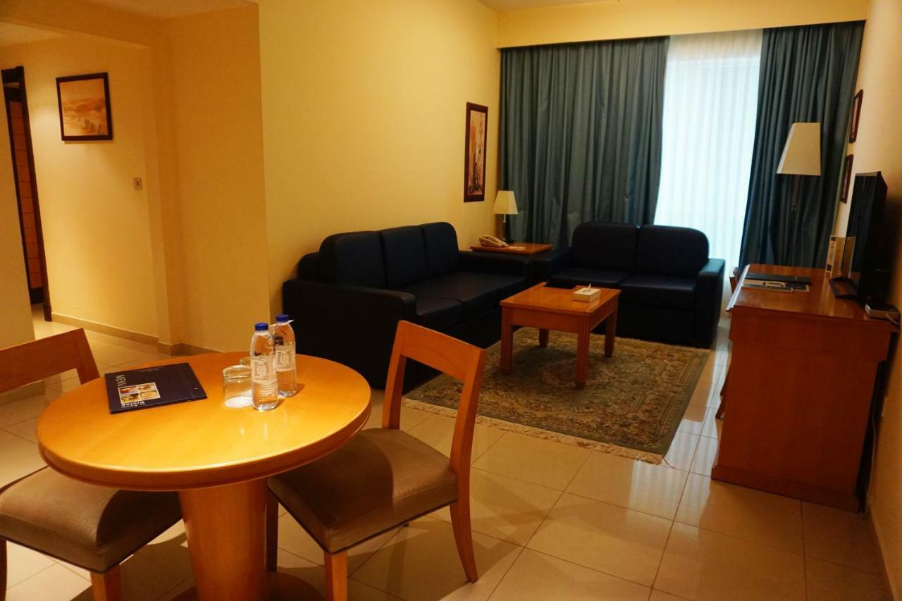 Golden Tulip Sharjah Aparthotel Екстериор снимка