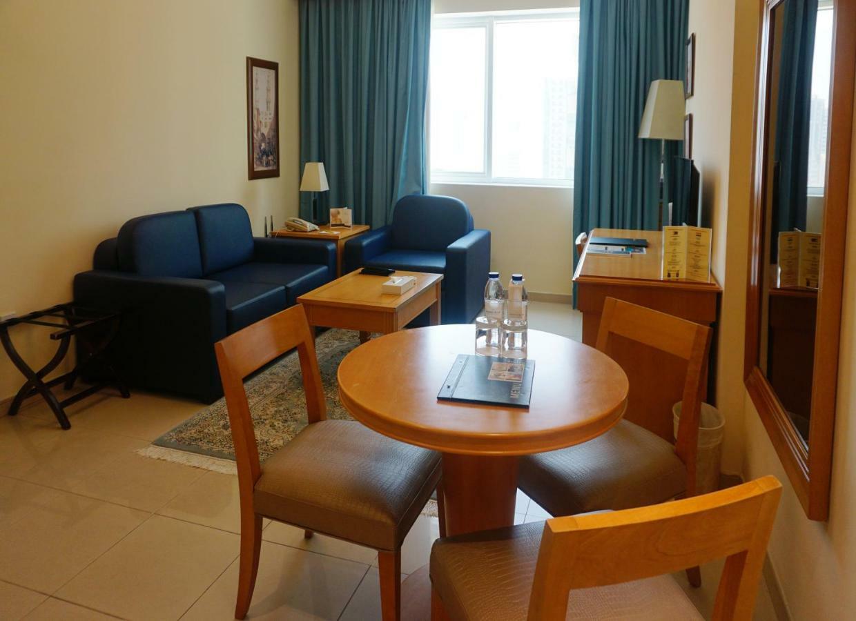 Golden Tulip Sharjah Aparthotel Екстериор снимка