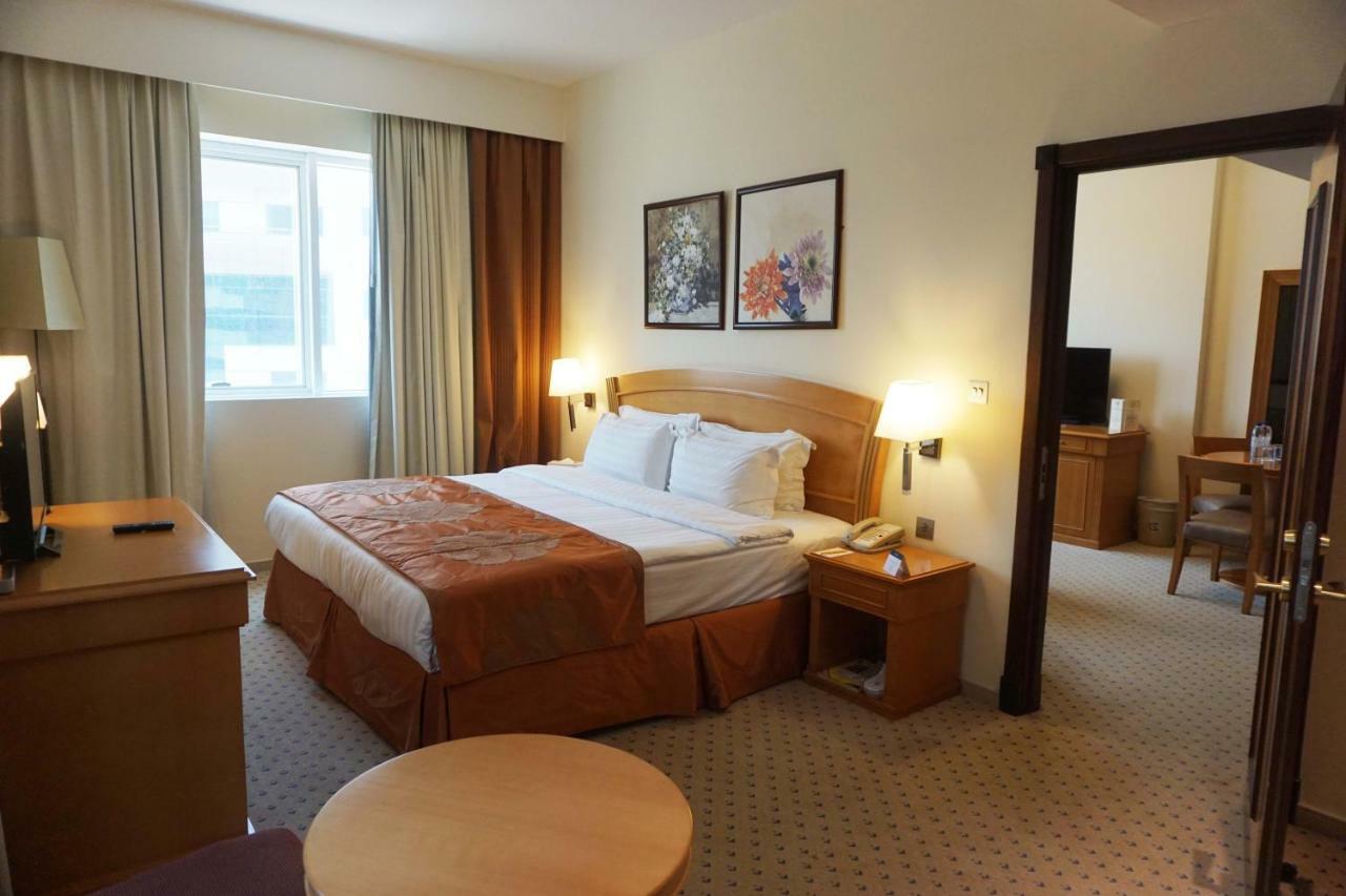 Golden Tulip Sharjah Aparthotel Екстериор снимка