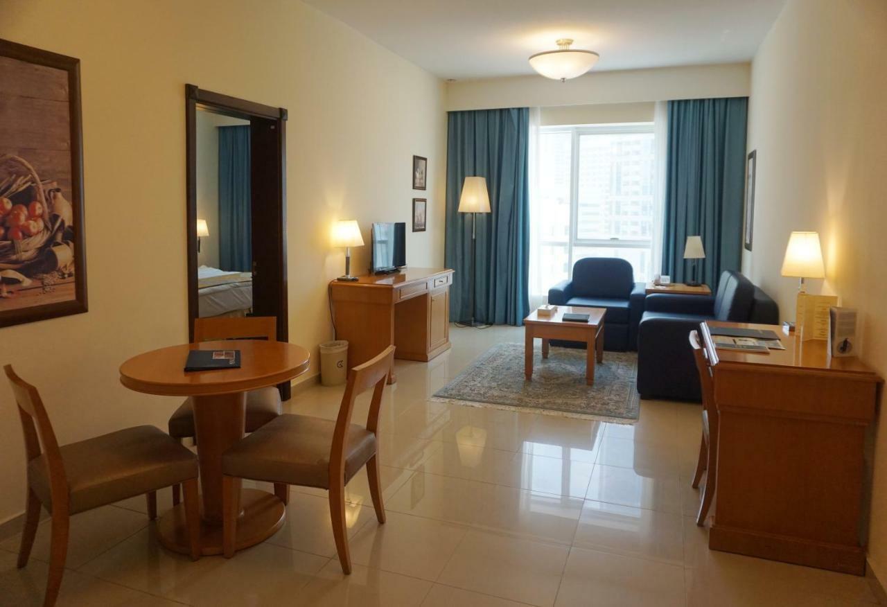 Golden Tulip Sharjah Aparthotel Екстериор снимка