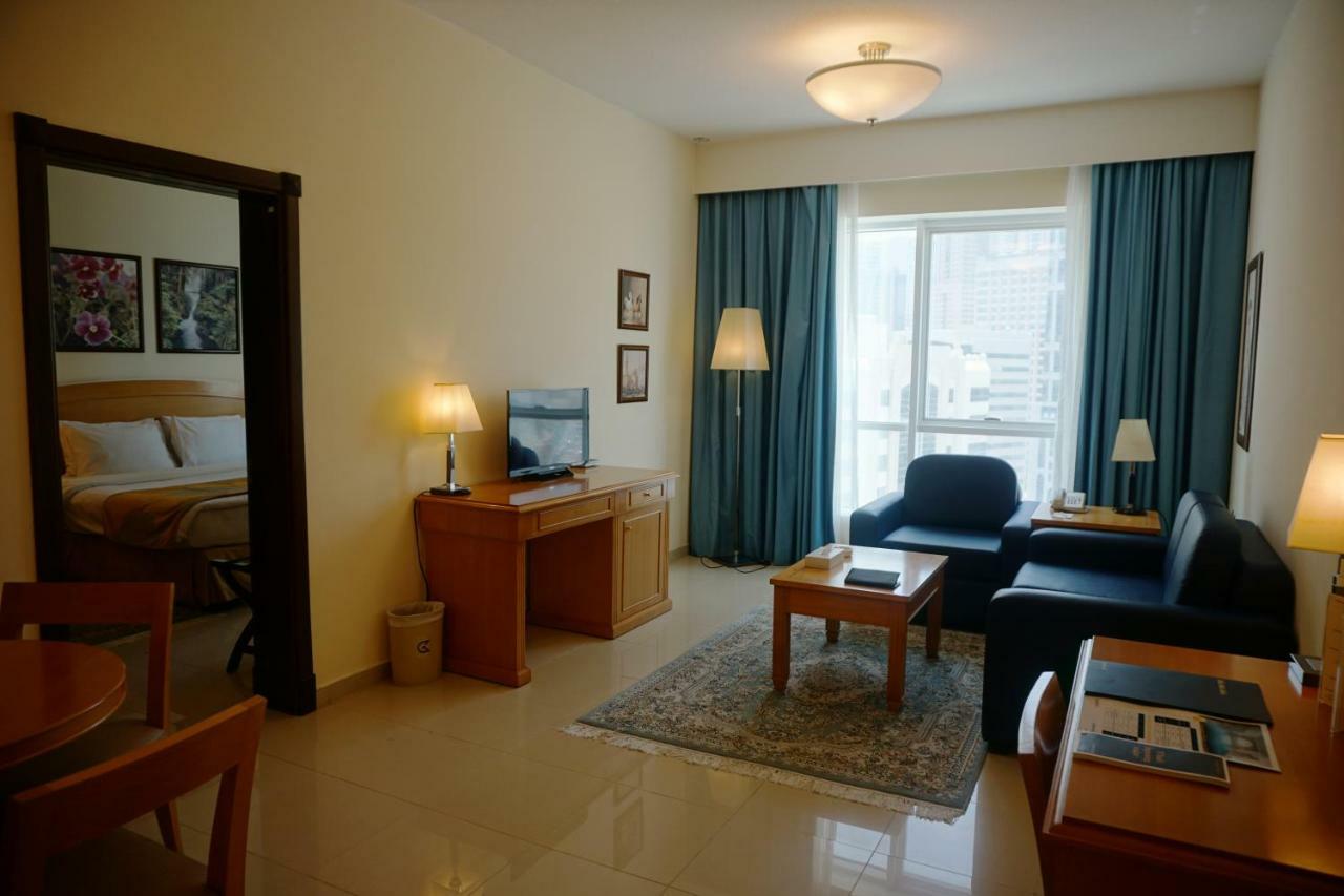 Golden Tulip Sharjah Aparthotel Екстериор снимка